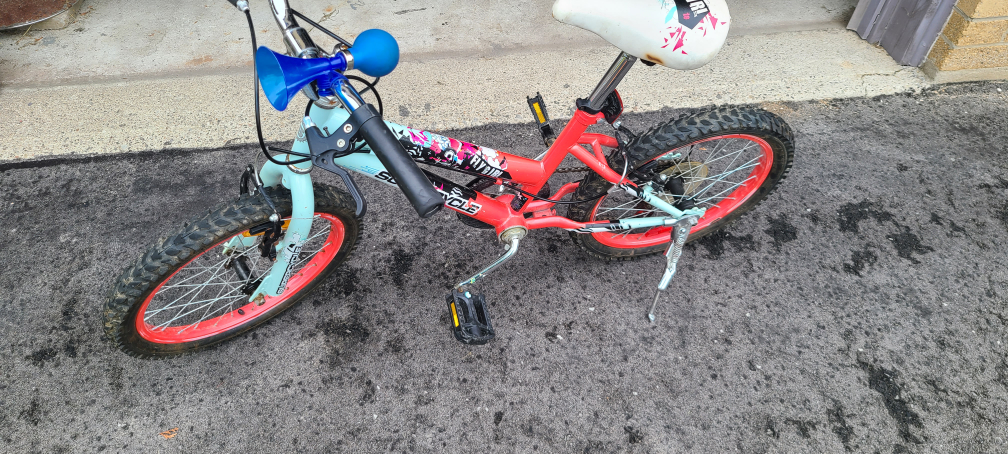 kids bike in GREAT CONDITION image indicator(3)