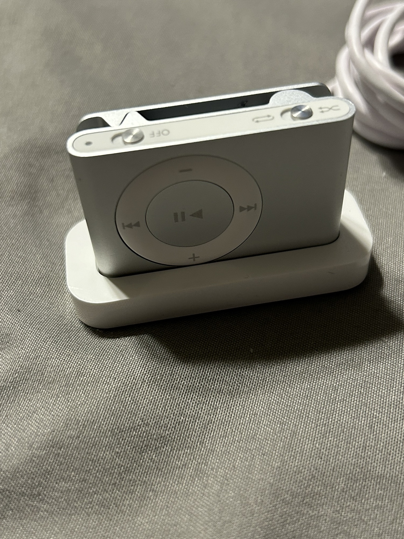 Apple iPod 1GB Shuffle 2nd Generation A1204. Silver image indicator(3)