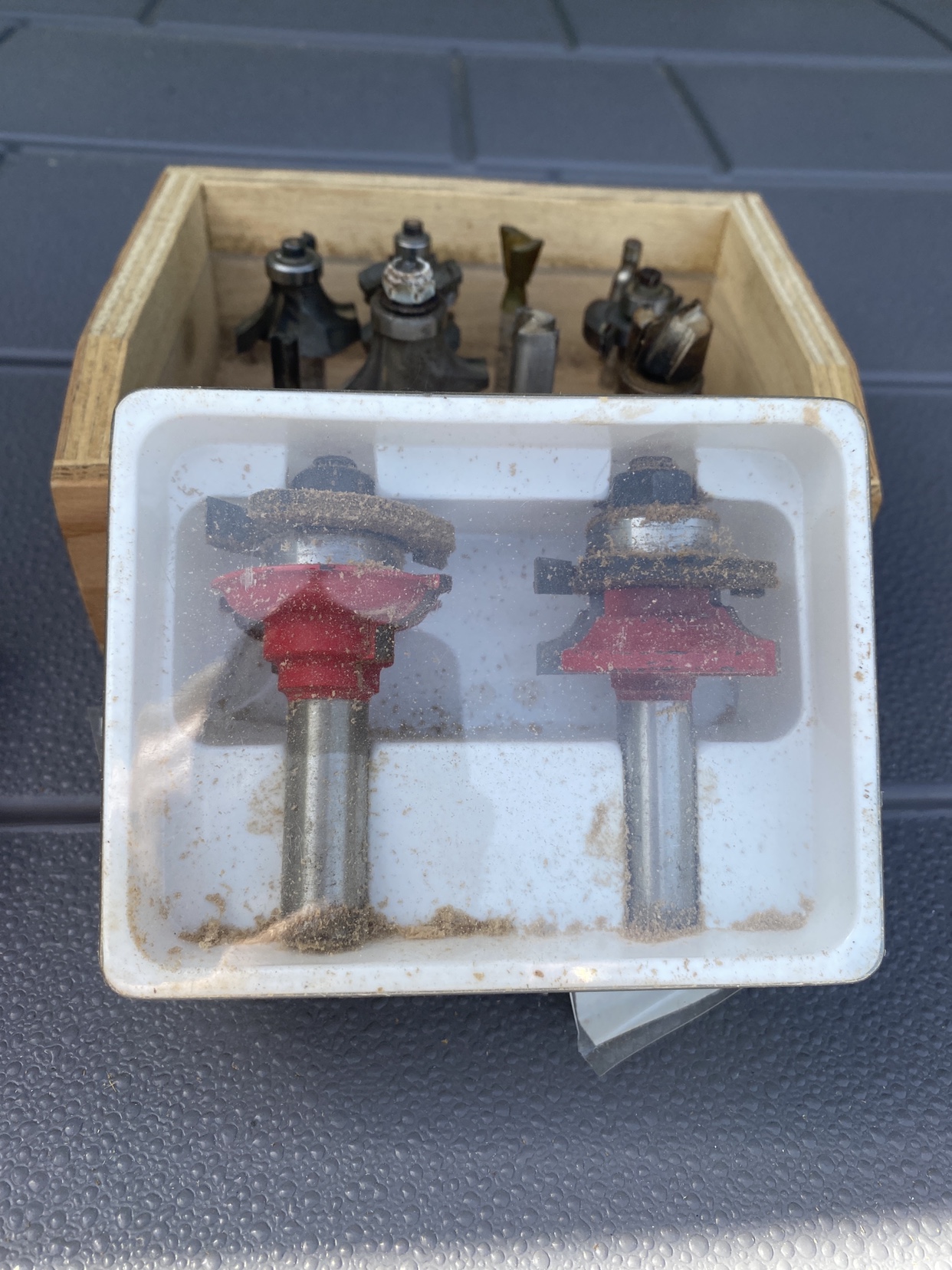 Bosch plunge router and assorted bits - photo 3