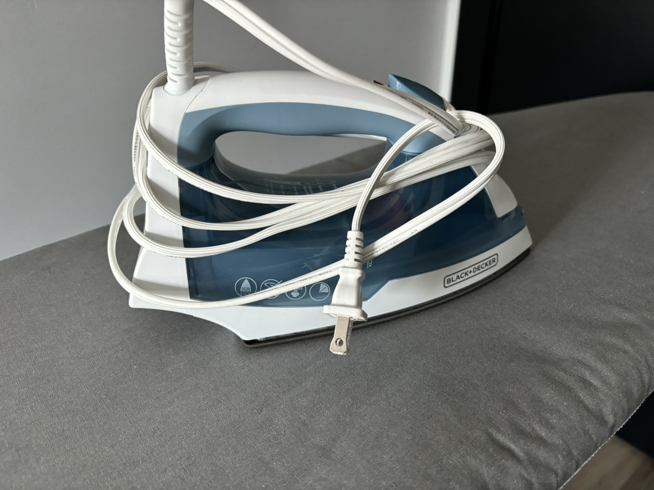 Black+Decker Iron + Ironing Board Set - photo 2