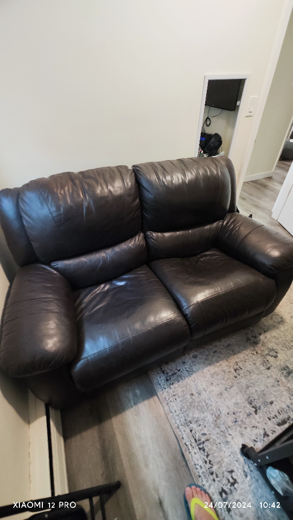 Dark brown faux leather extendible loveseat - photo 3