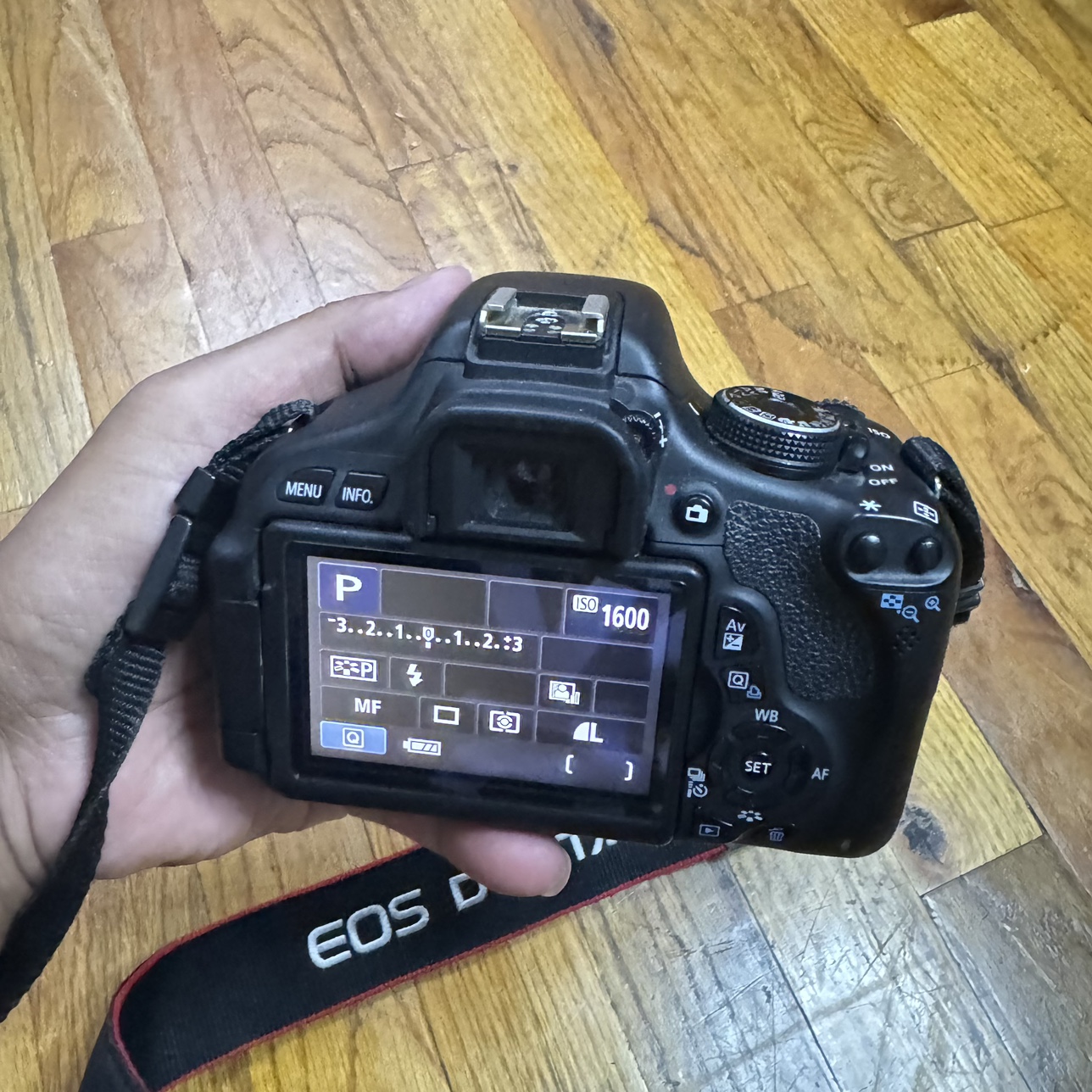 Canon T3i body  and charger only - photo 3