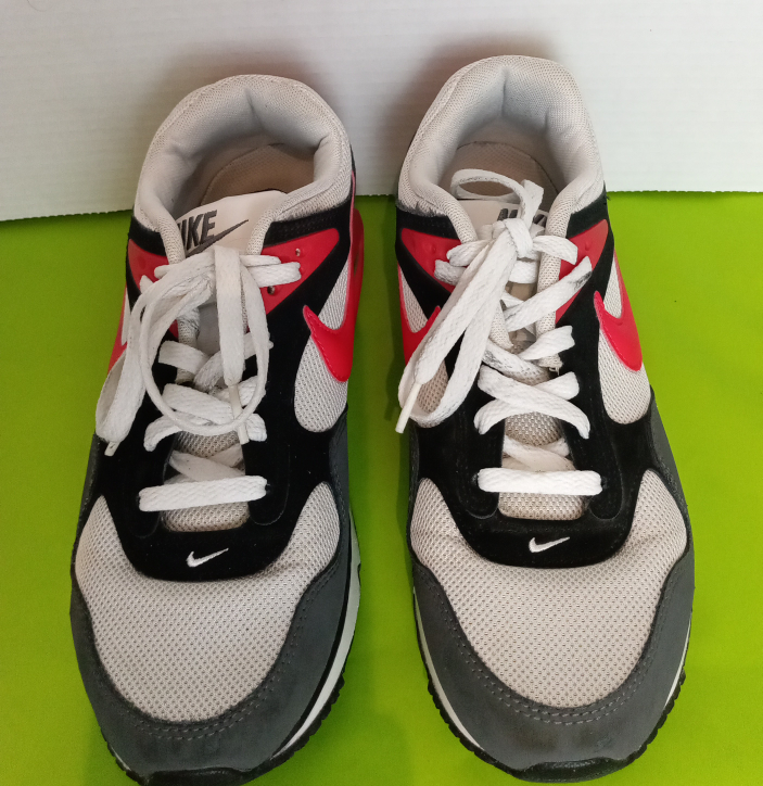 Women's Nike Air. Size 8 wide. image indicator(3)