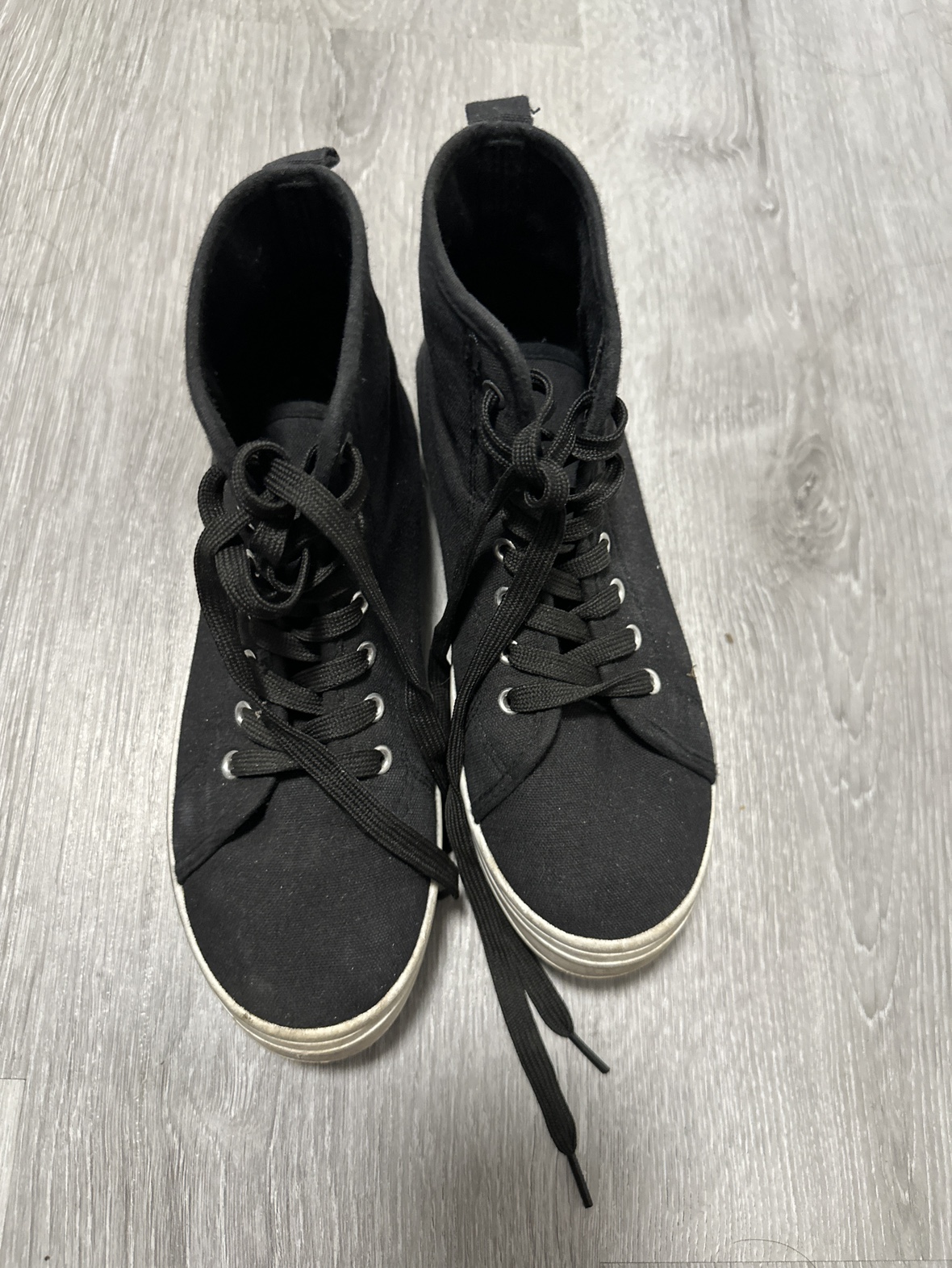 Lightly used shoes - Size 6 - photo 2