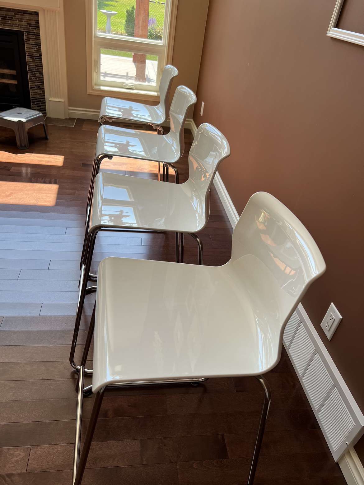 4 White Island chairs - photo 2