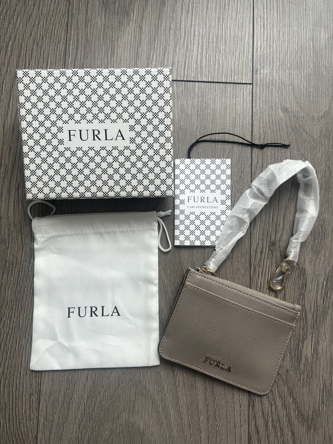 Furla card holder image indicator(2)