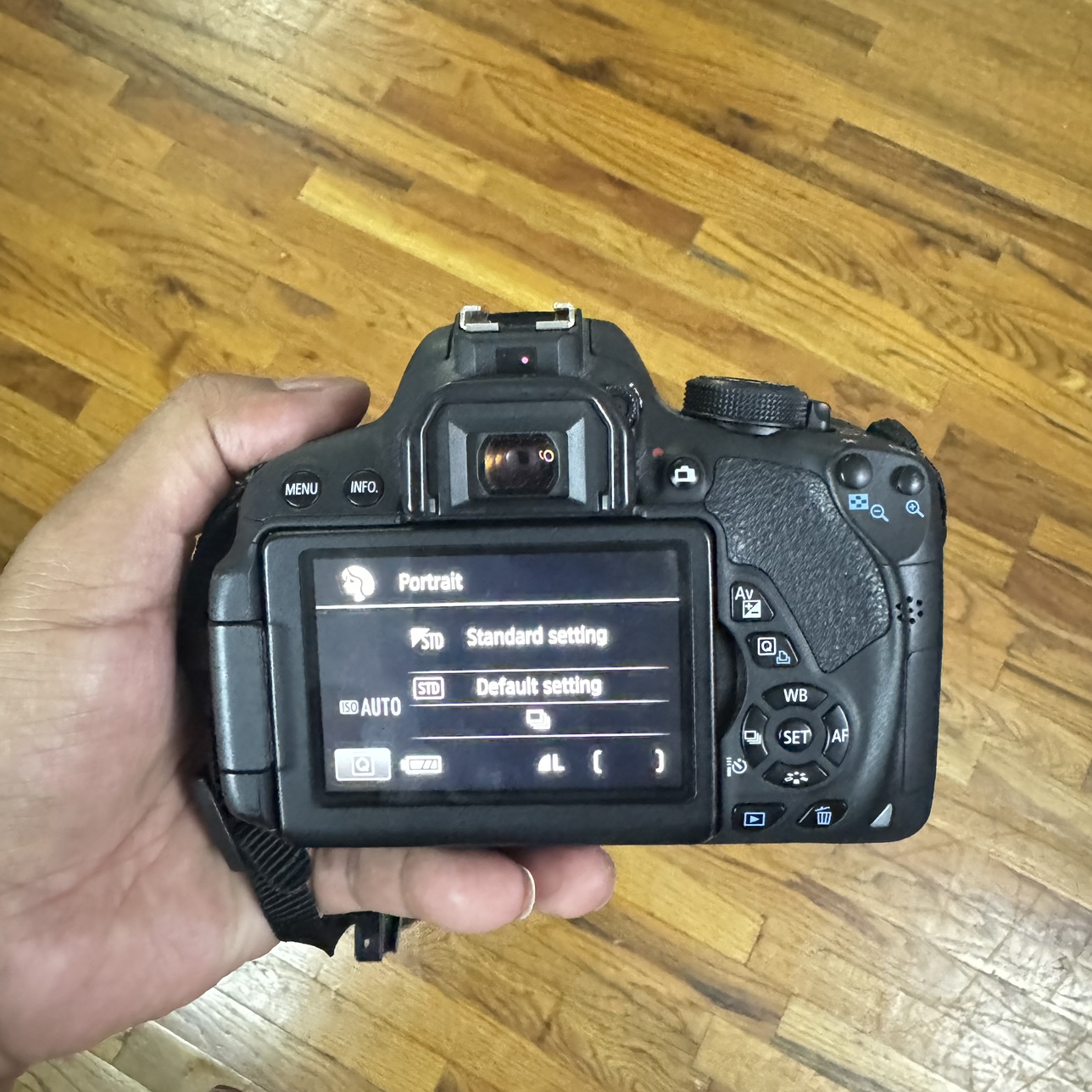 Canon t5i body only - photo 5