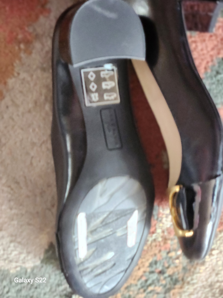Anne Klein black leather pumps image indicator(5)