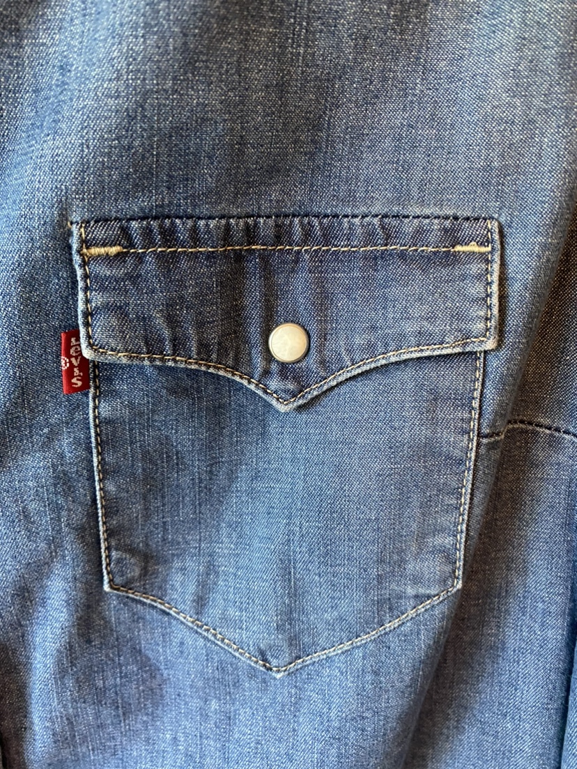 Ladies Levi’s denim shirt - sz med - photo 4