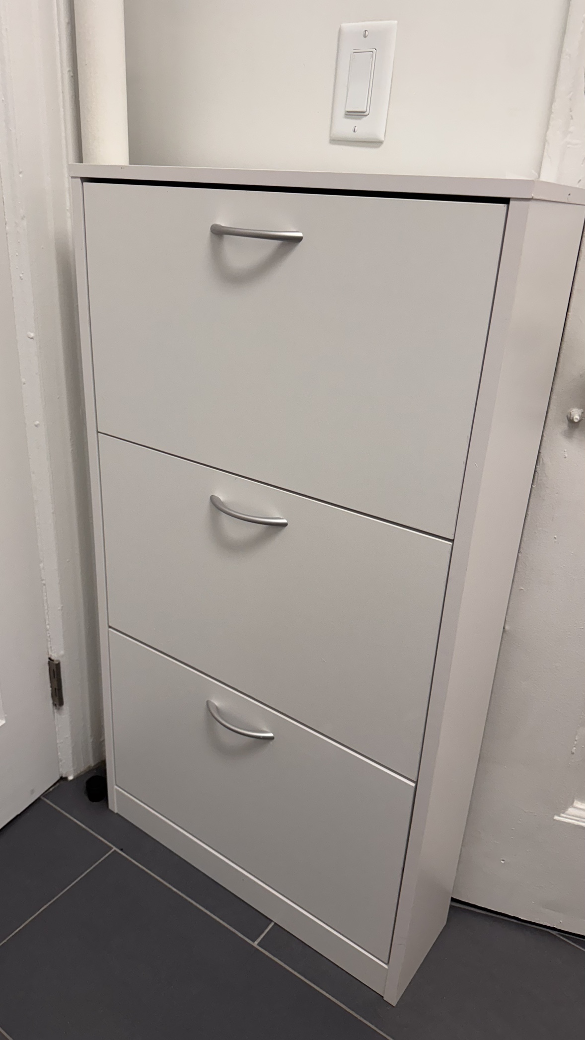 Compact shoe cabinet
