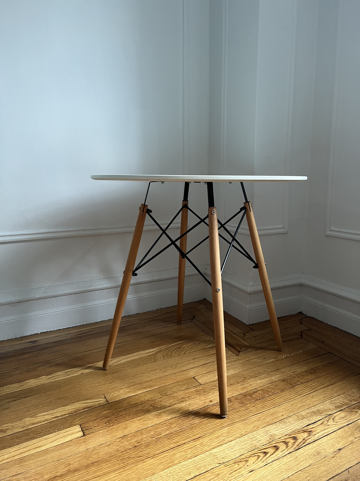 Eames White Round Table