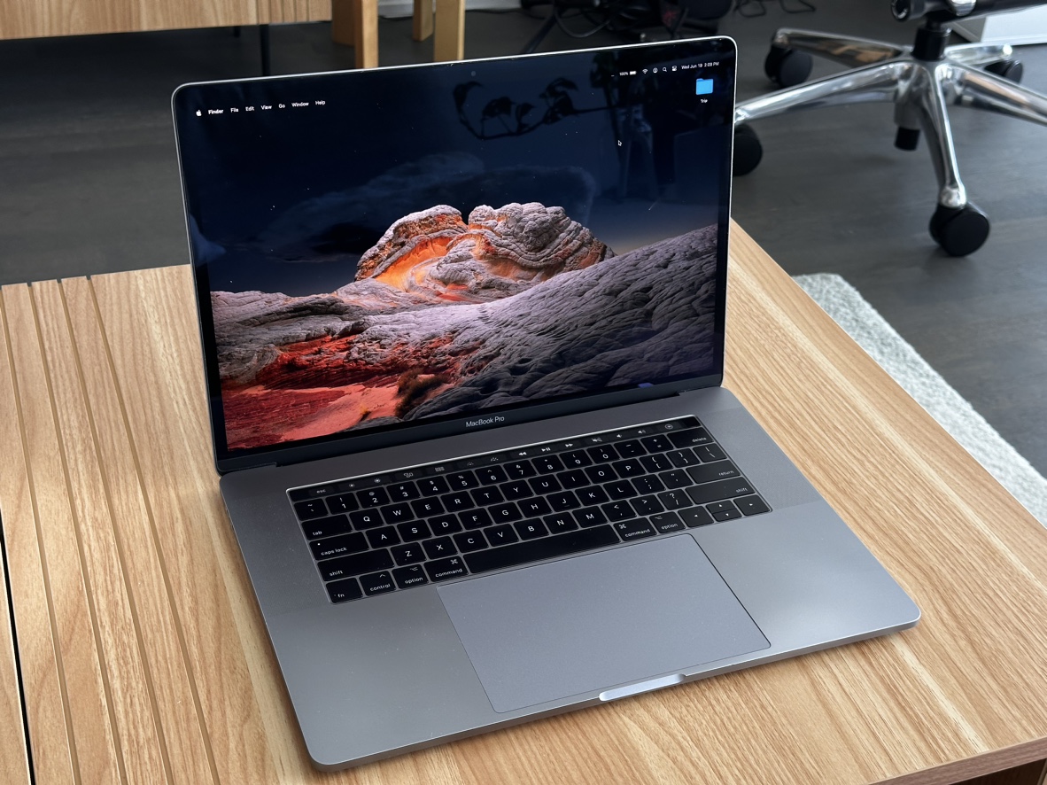 MacBook Pro Mid 2017 15 inch - i7 + 16GB + 512GB thumbnail