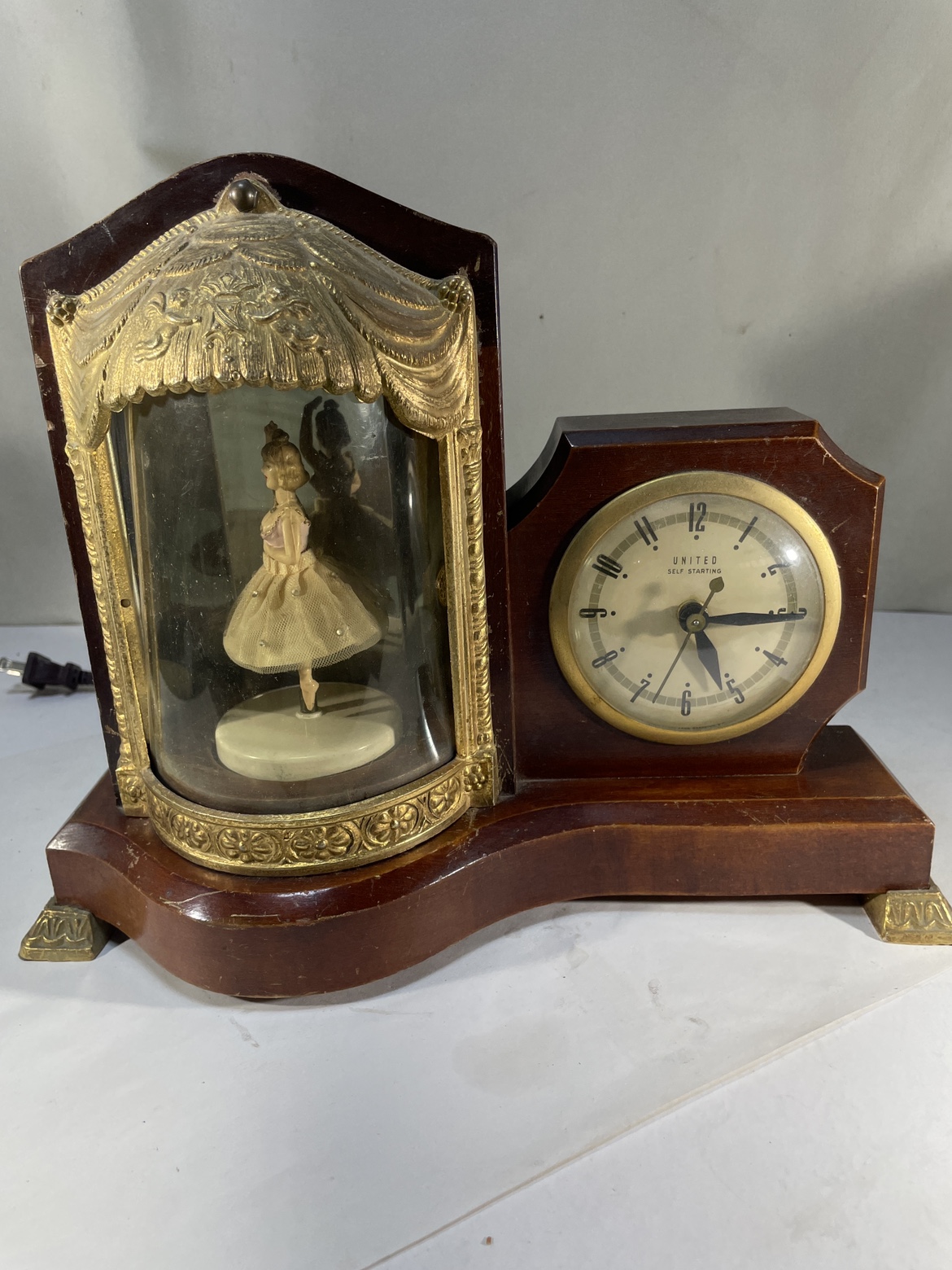 Vintage United musical, dancing figure clock