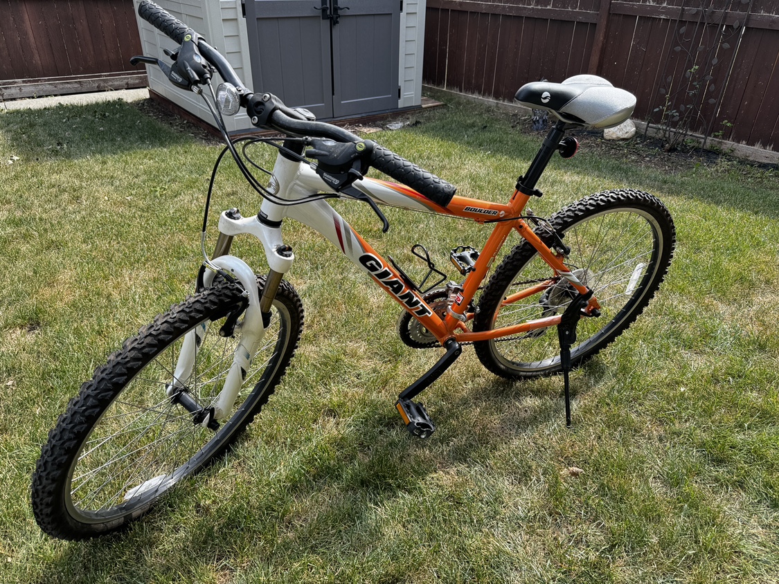 Giant mountain bike 26” wheel  in like new construction