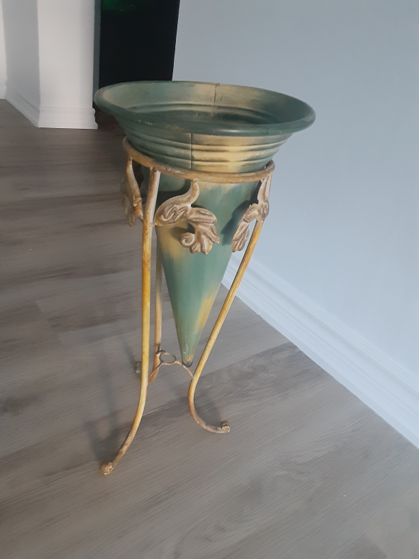 Tall Metal Vase #Freecycle 🥕 thumbnail