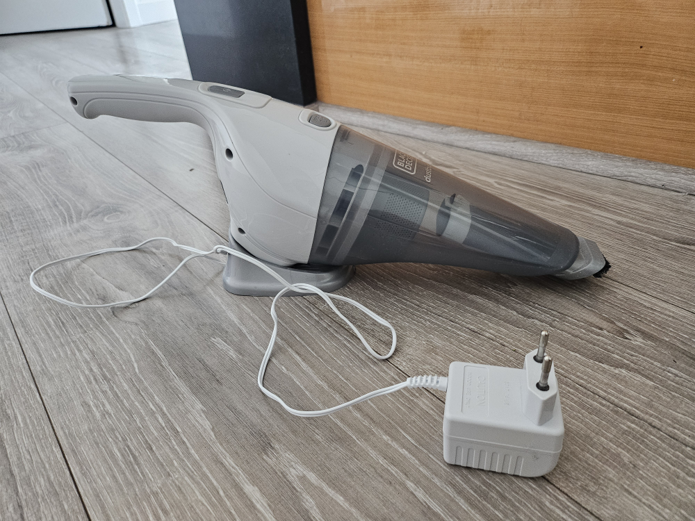 BLACK+DECKER Mini vacuum cleaner (EU PLUG - REQUIRES ADAPTER)