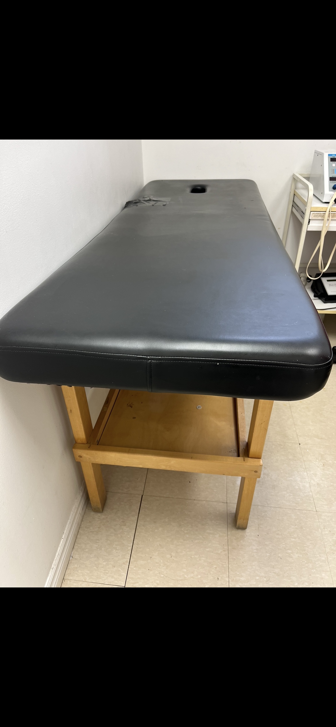 Physiotherapy/Massage Therapy table (price negotiable) image indicator(4)