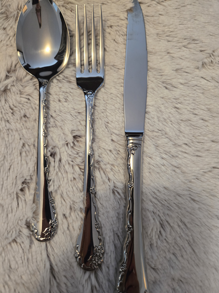 Oneida Stainless Flatware Set image indicator(4)