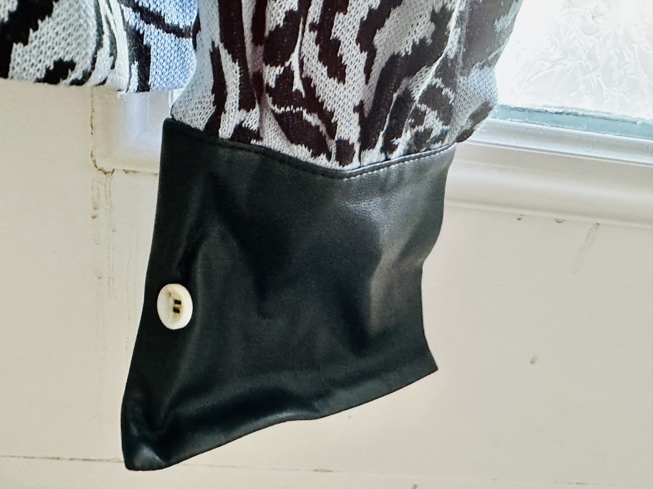 Woman’s sweater image indicator(4)