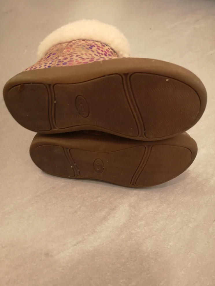 UGGs US Size 8 girl boots image indicator(5)