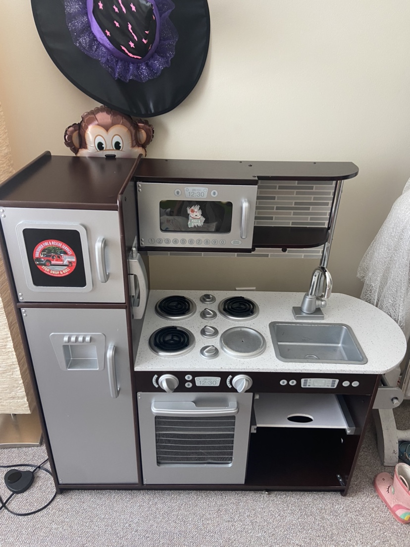 Kid’s Kitchen Set / Play Kitchen