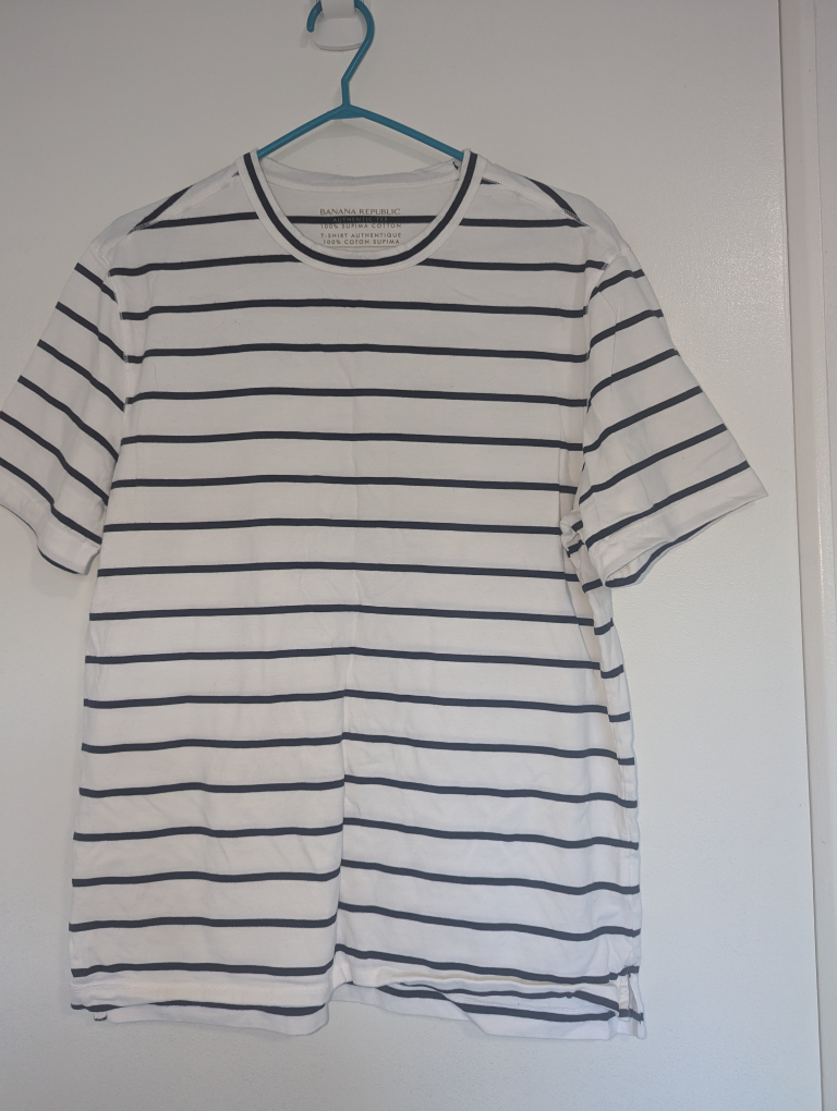 Banana Republic Men's tshirt image indicator(2)