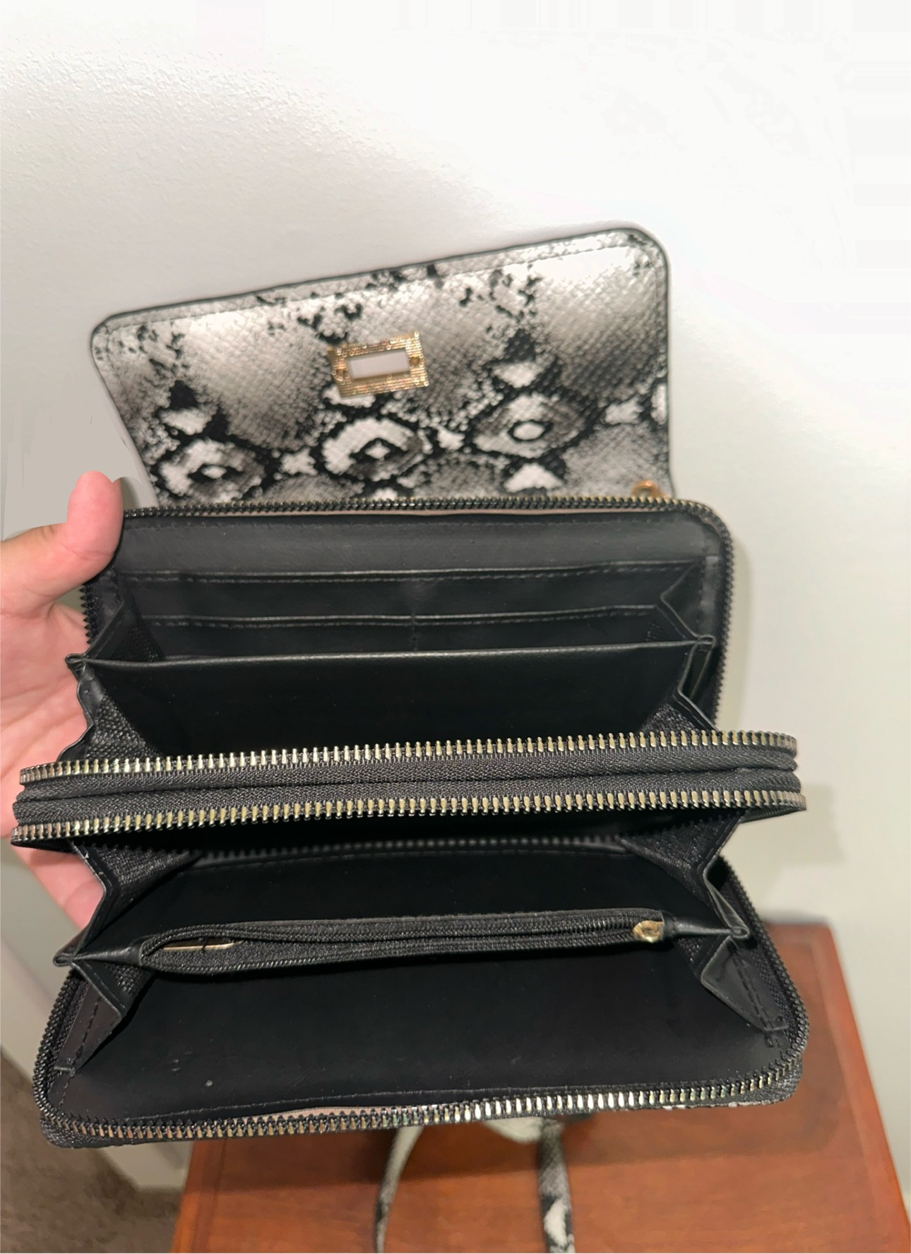 Black and White Snake Skin Crossbody Purse - photo 2