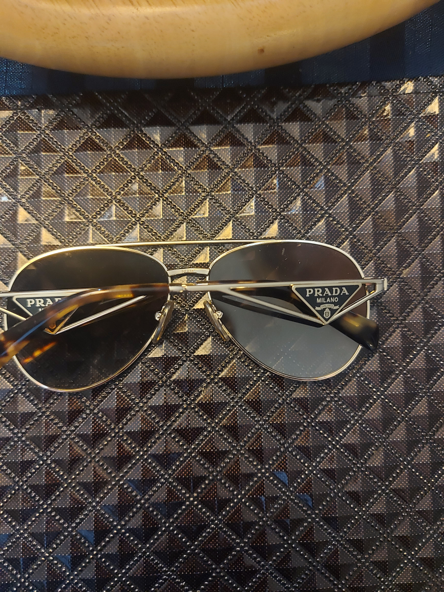 Prada sunglasses image indicator(3)