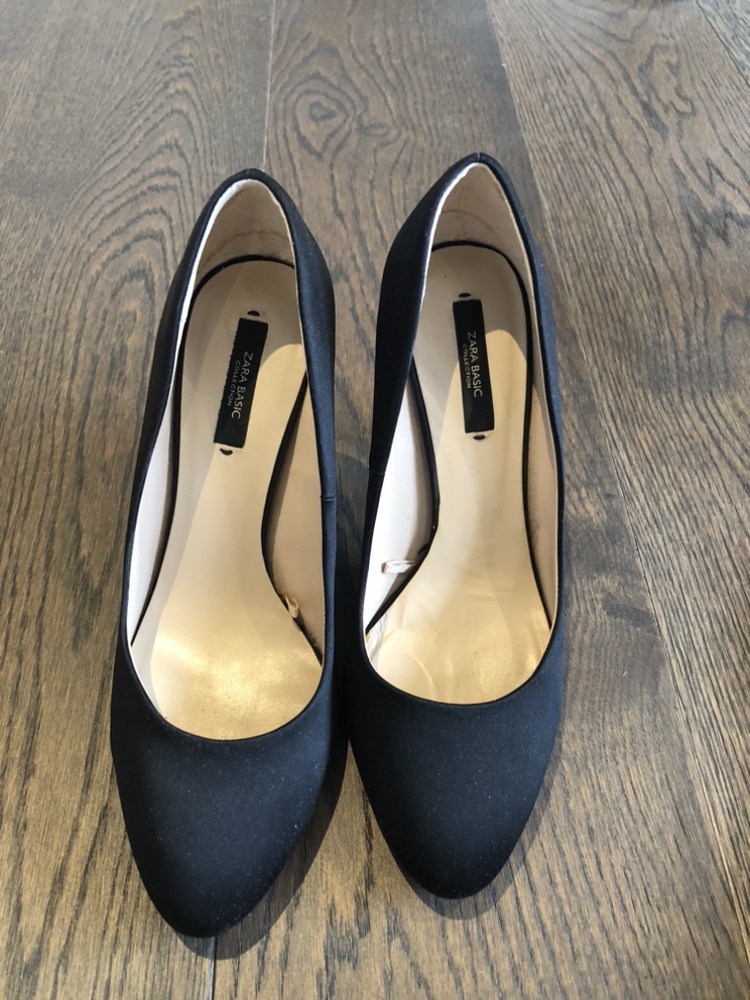 Black Pumps