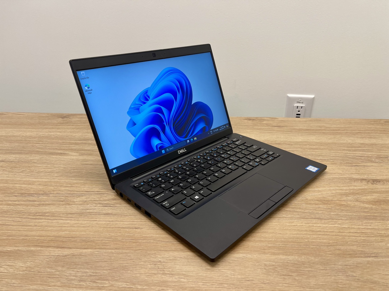 Dell Latitude 7390 Laptop image indicator(2)