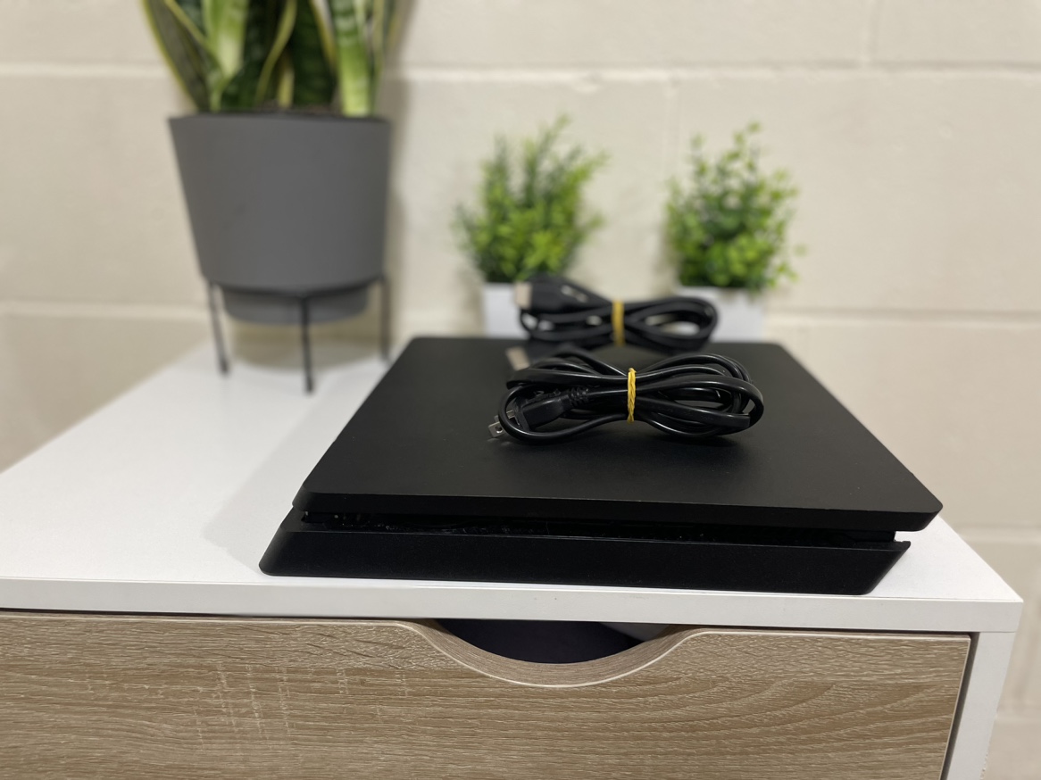 PlayStation 4 pro- 1 TB, 2 Controllers - photo 2