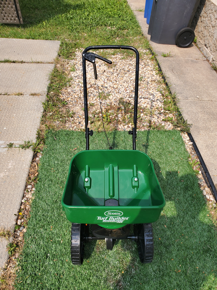 Grass seeds & Spreader Moving Out Sale - photo 3