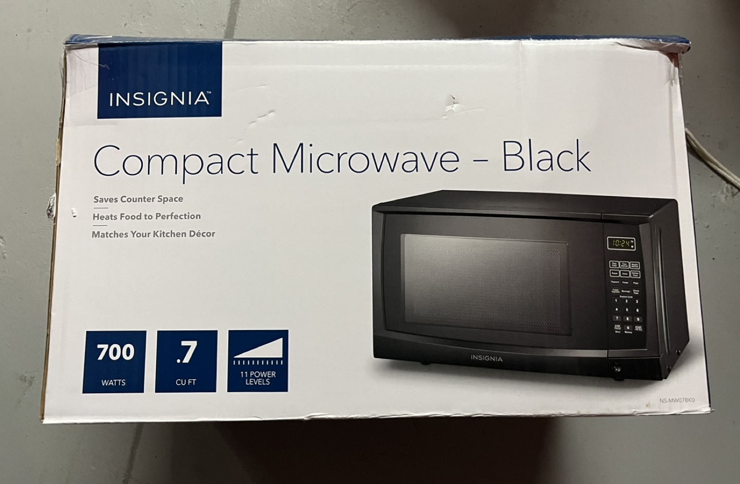 Insignia Compact Microwave 0.7 Cu. Ft. - photo 4