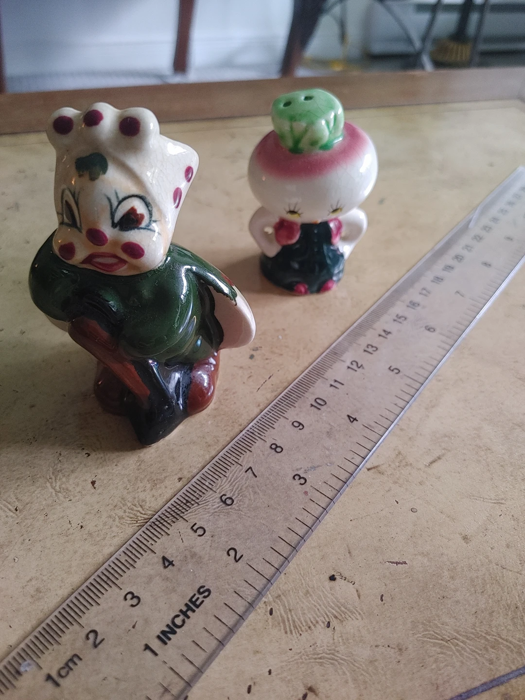 Anthropomorphic Salt and Pepper Shakers image indicator(2)