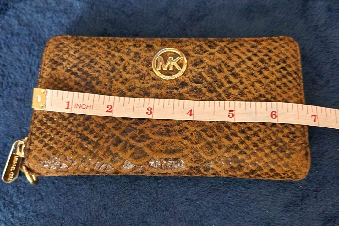 Authentic Michael Kors zipper wallet - photo 3