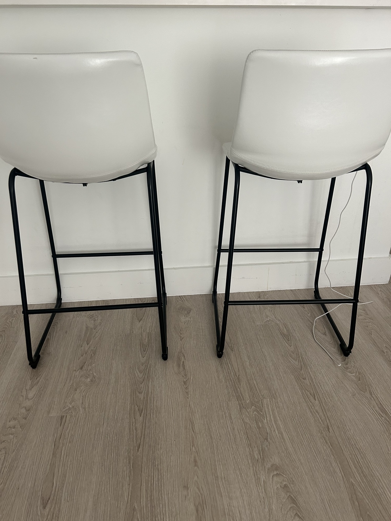 30-Inch White Bar Stool Set - photo 2
