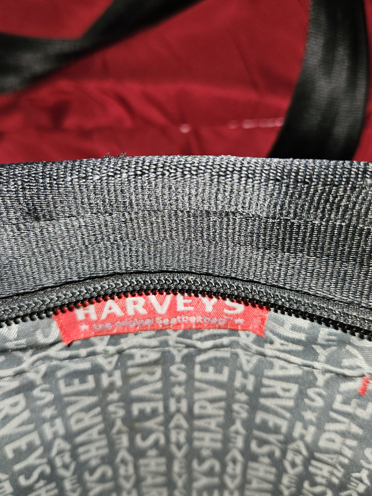 Harveys seatbelt crossbody purse image indicator(3)