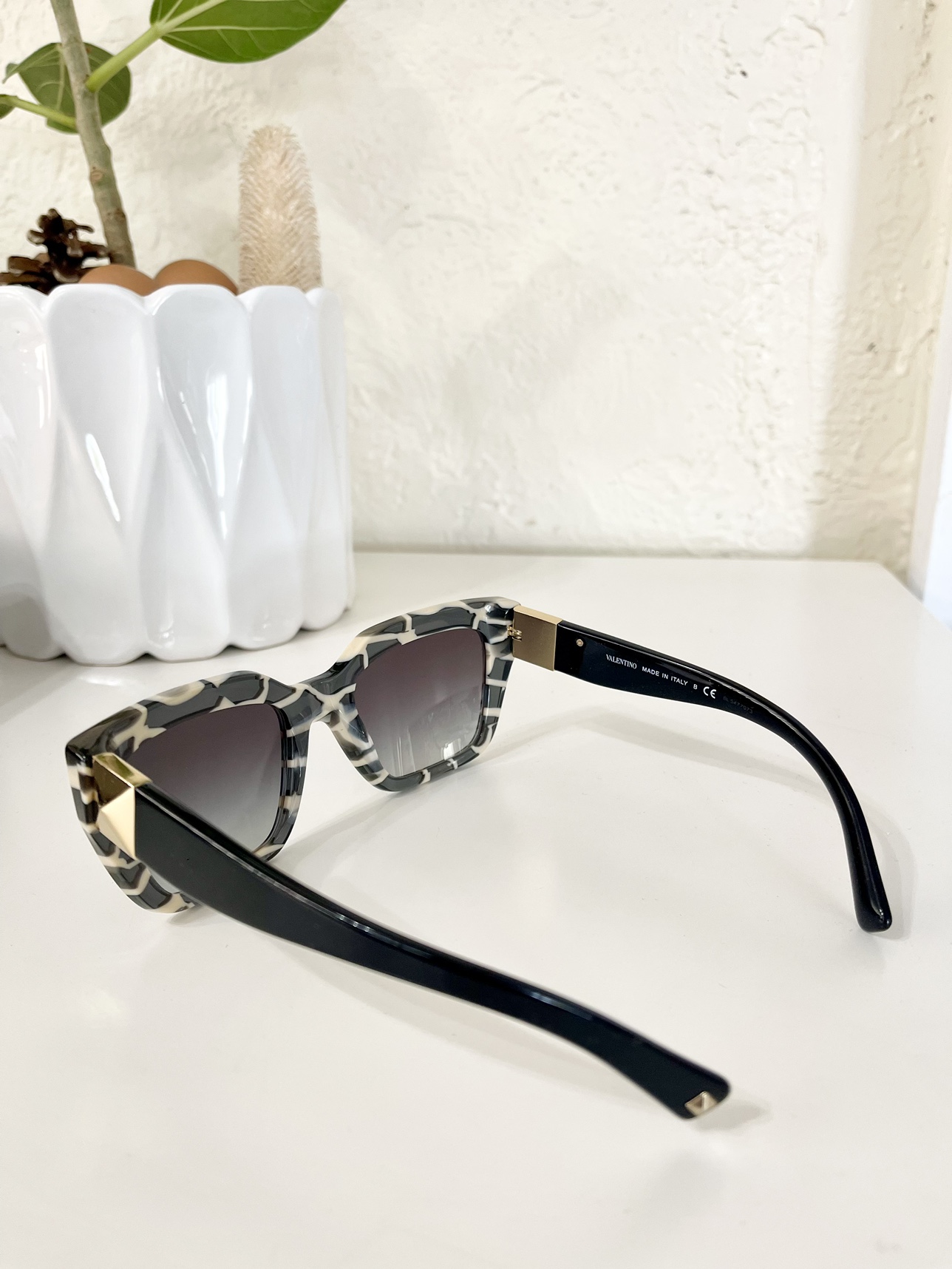 Authentic Valentino Sunglasses image indicator(7)