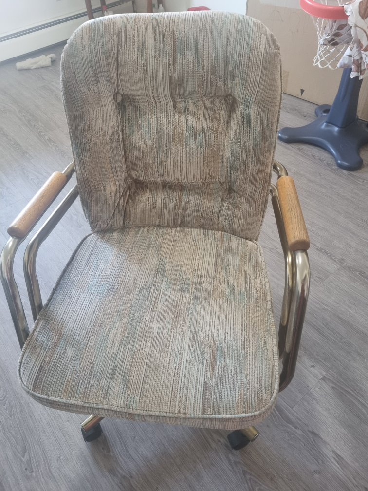 Beautiful Swivel Chair - photo 3