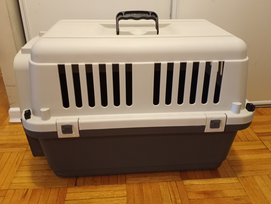 Pet carrier, 24 in