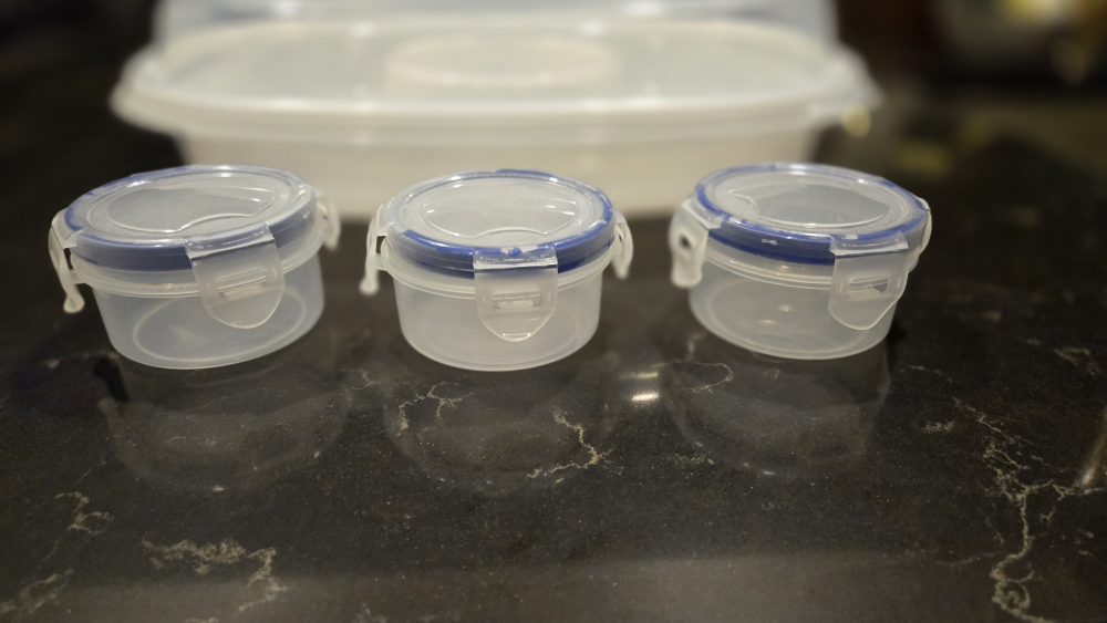 Container + Mini Tupperware - #Freecycle - photo 2