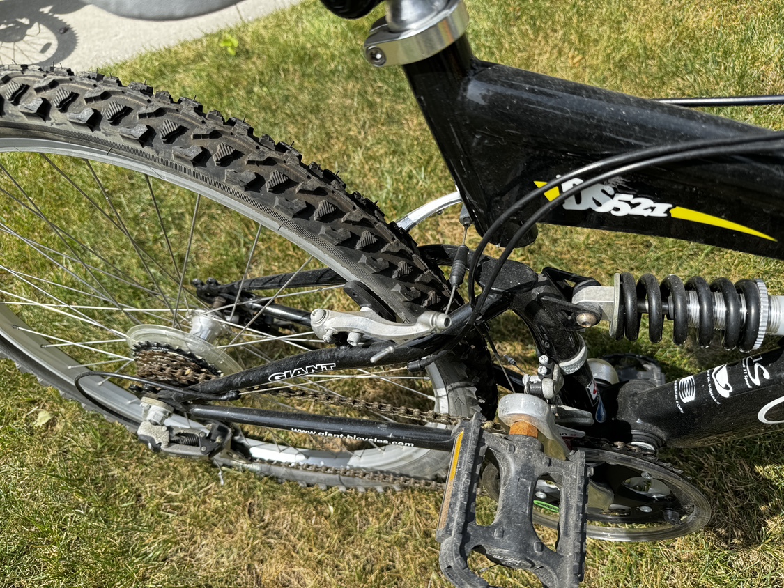 Giant mountain bike 26” wheel  in like new construction - photo 5