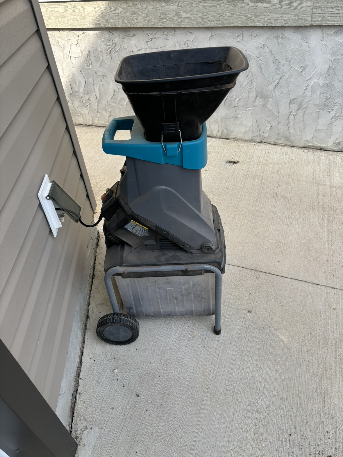Yardworks Electric Chipper Shredder - photo 2