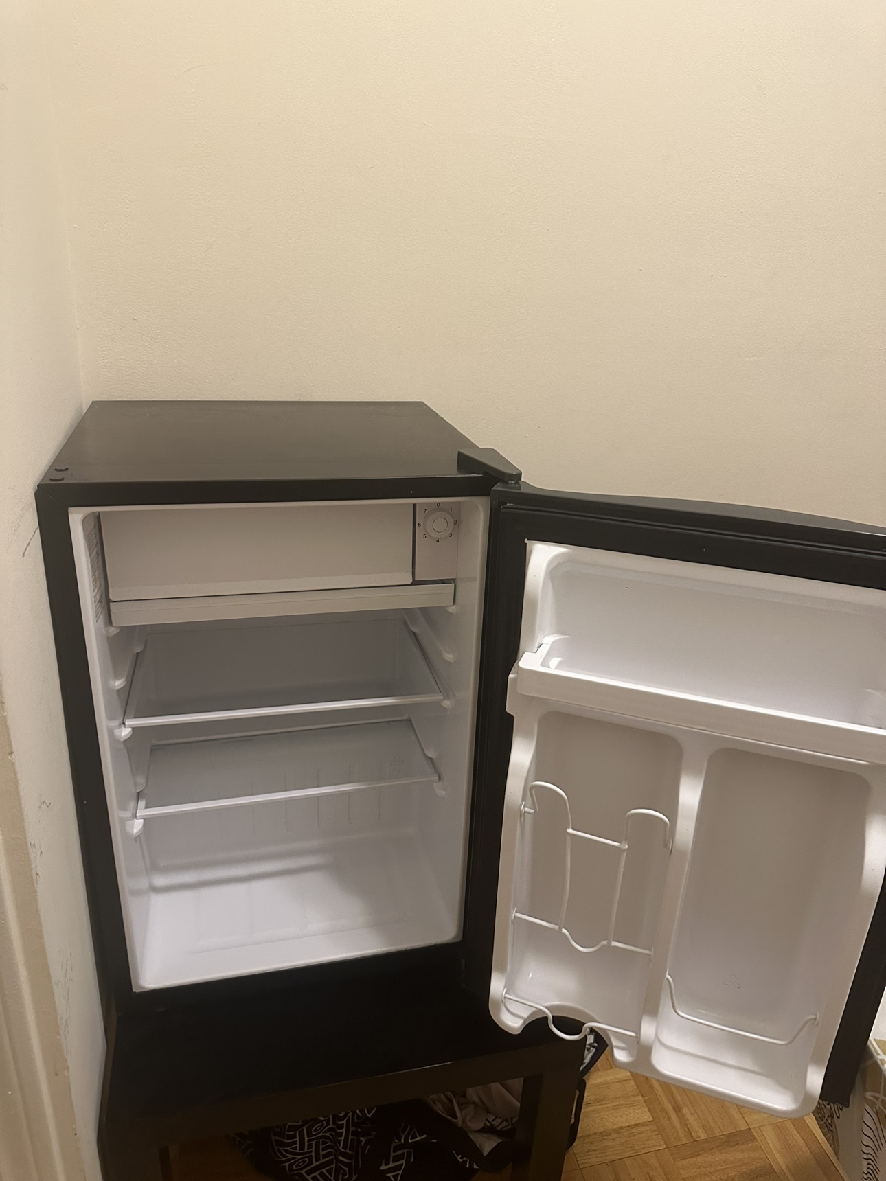 BLACK+DECKER Compact Refrigerator, Black - photo 2