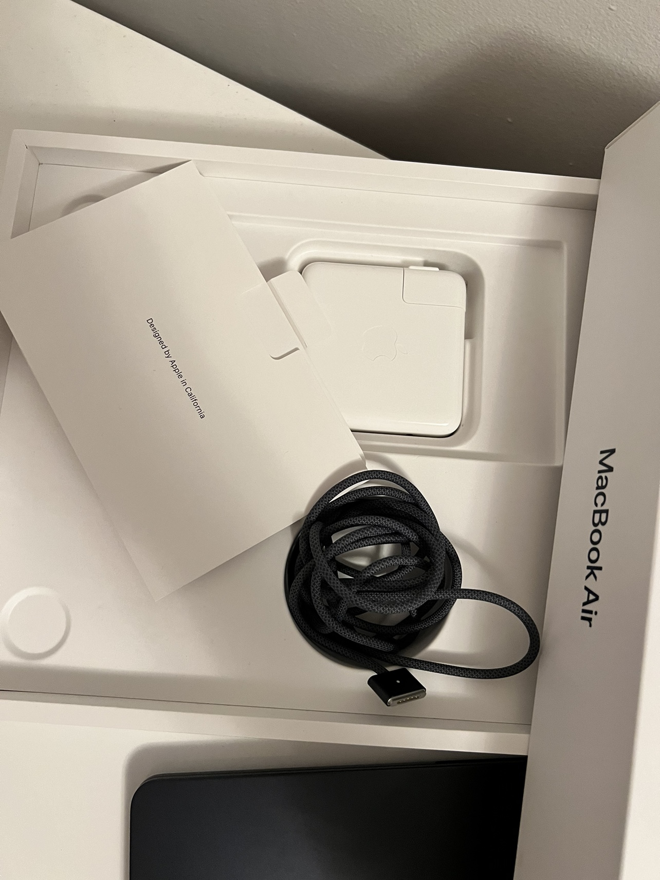 MacBook Air M2 16GB 1TB Brand New (2022) image indicator(6)