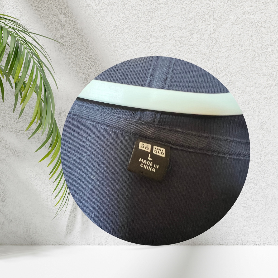 Uniqlo Large Black Jacket image indicator(2)