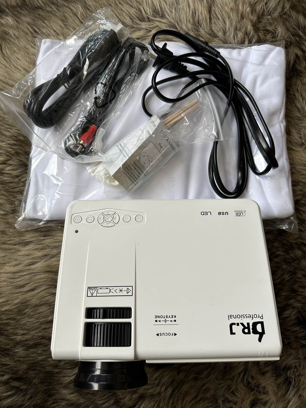 Mini projector with brand new screen and accessories - photo 2