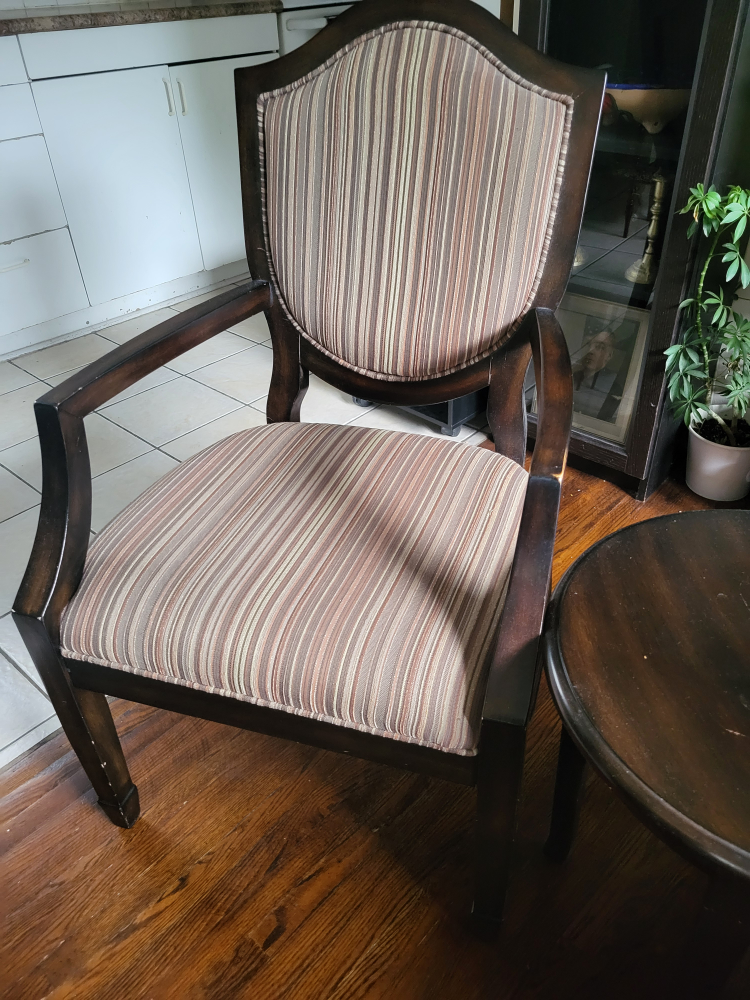 Chairs and side table - photo 2