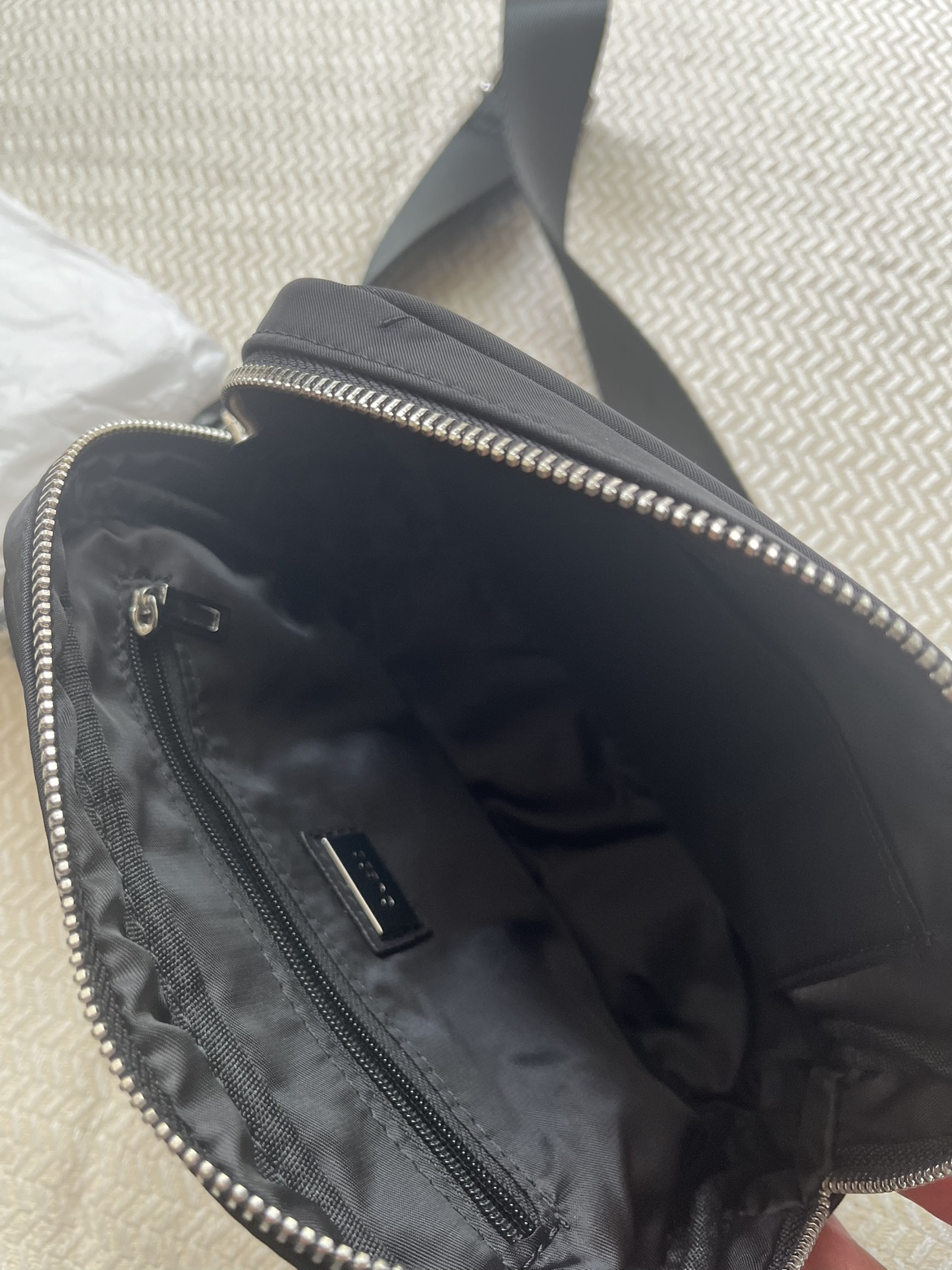 Guess belt bag 1L image indicator(3)