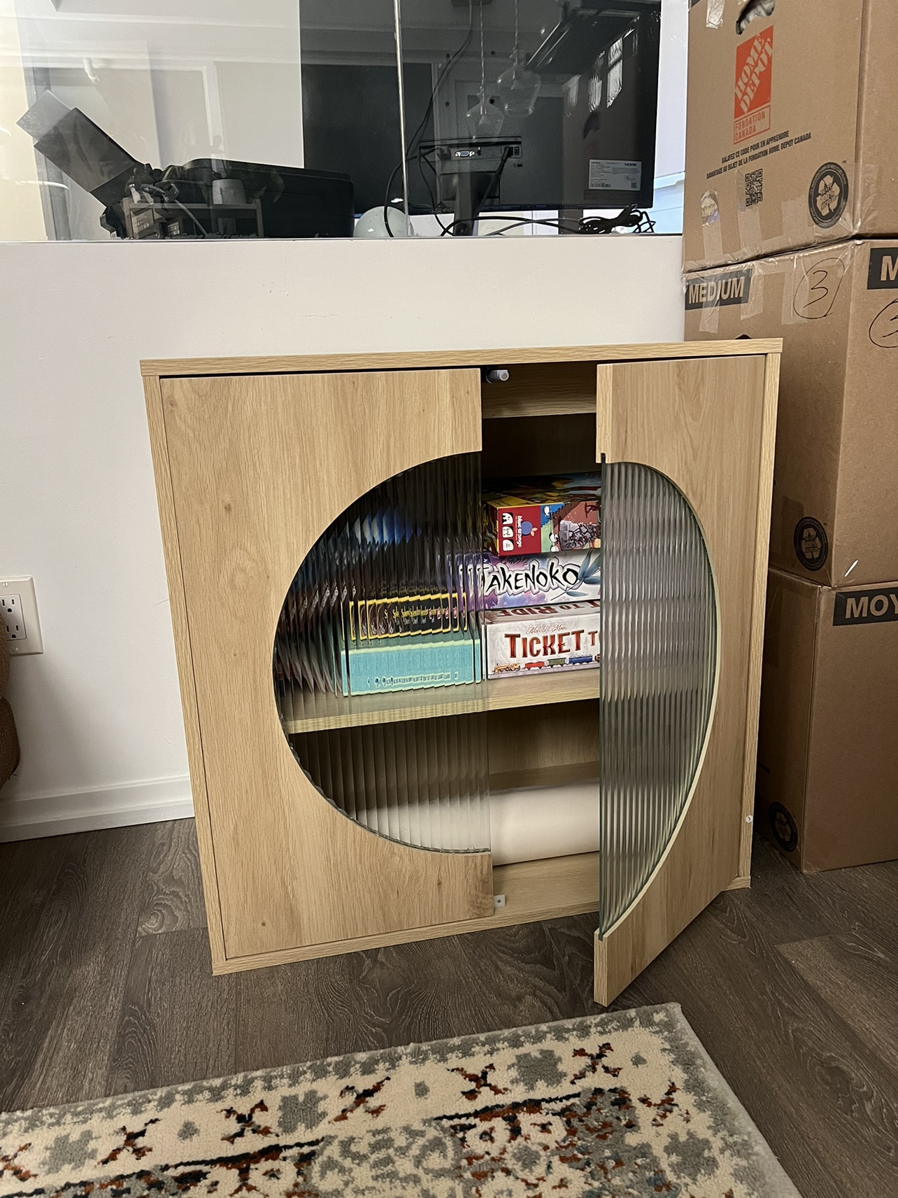 Coffee bar/buffet cabinet with glass door - photo 3
